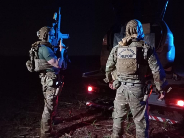 O preso em flagrante e o material ilícito foram encaminhados para a Delegacia da Polícia Federal em Guaíra. (Foto: Polícia Federal)