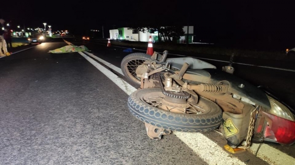 Duas pessoas ocupavam a motocicleta modelo Biz que foi atingida na traseira por outra moto. (Foto: Catve)