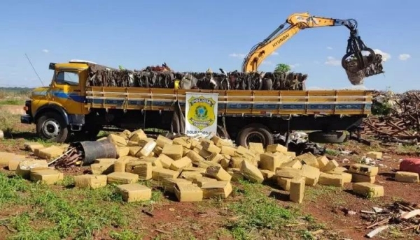 Policiais abordaram um caminhão Mercedes Benz 1313 com placas do Paraná, transportando a carga supostamente com destino a Dourados. (Fotos: Ponta Porã News)