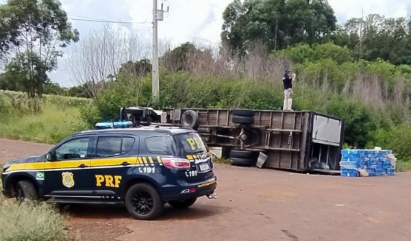 Foi necessário auxilio de usuários da via para descarregar a droga do caminhão, que totalizou 1,6 tonelada de maconha.(Foto:PRF)