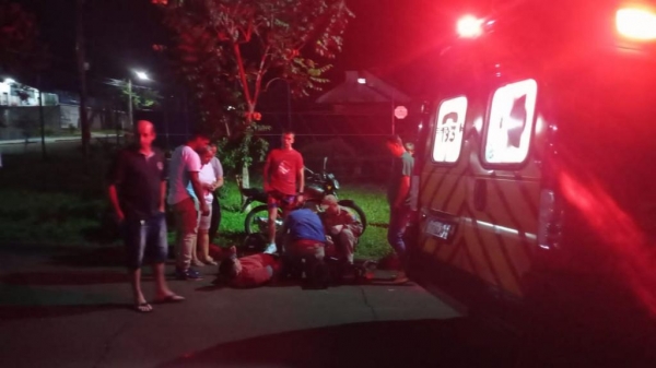 O condutor da moto resultou com ferimentos generalizados e reclamava de dores nas pernas.(Fotos: Rádio Difusora)