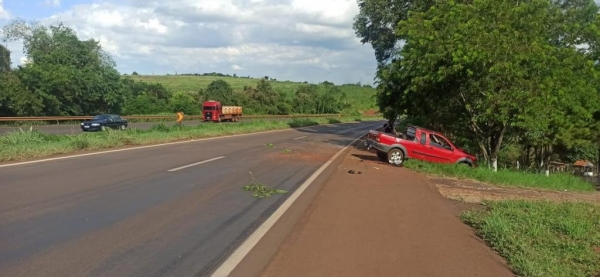 Com o impacto, o rapaz de aproximadamente 30 anos foi ejetado do veículo e caiu às margens da rodovia. (Foto: PRF)