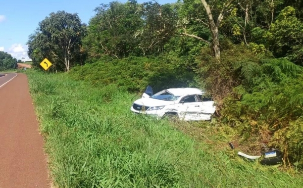 Carro saiu da pista depois de batida na BR-277 — Foto: PRF