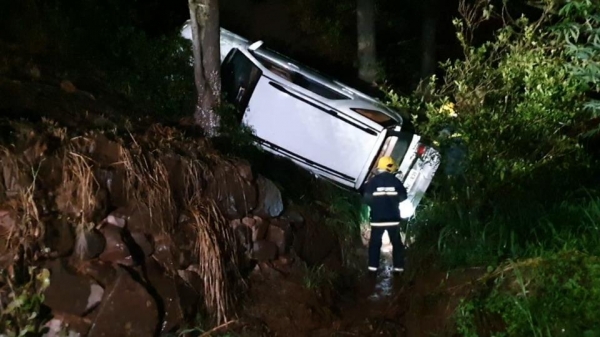 Conforme informações apuradas pela reportagem do Portal CATVE, as vítimas eram ocupantes de uma Toyota Hilux e seguia em direção ao interior. (Foto: Catve)