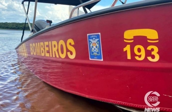  pescador conseguiu se agarrar no barco e permaneceu até a chegada do socorro.(Foto: Costa Oeste News)