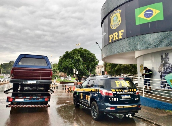 O veículo fi furtado ontem em Toledo. (Fotos: PRF)