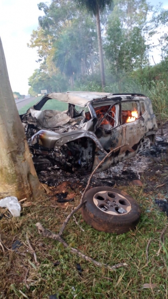 O carro ficou destruído pelas chamas. (Fotos: PRE)