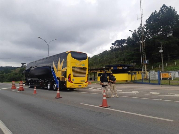 Outro motorista da empresa se apresentou, realizou o mesmo teste e foi autorizado a continuar a viagem.(Foto: PRF)