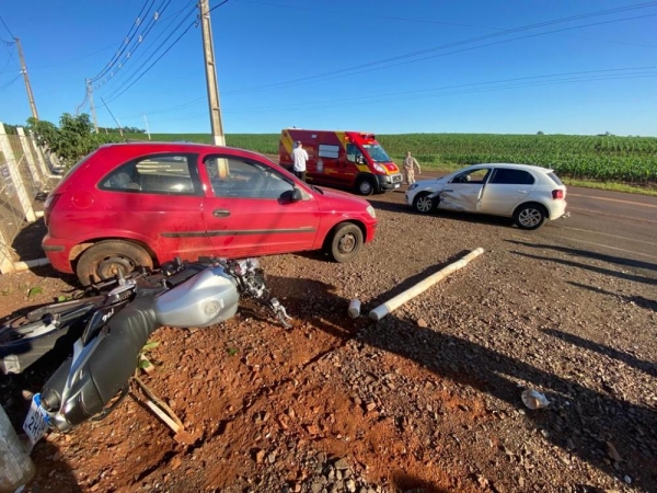 O condutor da motocicleta, ainda sem identificação, foi projetado por cerca de dez metros e teve ferimentos generalizados, com suspeita de fratura na perna.(Foto: Portal Lindeiros)