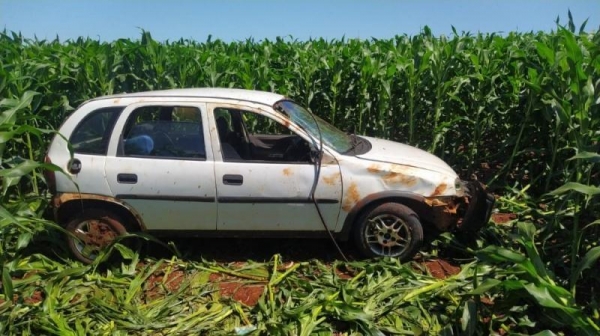 Com a colisão, o Corsa onde estava a família acabou saindo da pista e capotou, parando em meio a uma lavoura de milho.(Foto: Ponto da Notícia)