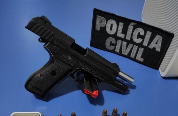 A arma não possui o devido registro, bem como o homem não possui autorização legal para portar ou possui-la, sendo dado voz de prisão ao indivíduo.(Foto: Costa Oeste News)