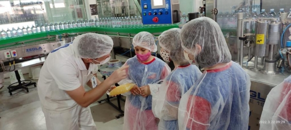 Os estudantes estiveram na empresa Sferriê - Novo Sobradinho em Toledo e também no Aquário Municipal Romolo Martinelli de Toledo.(Fotos: Assessoria)