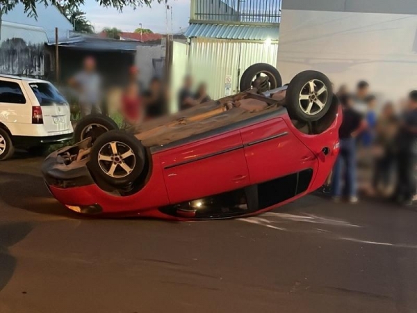 Com a colisão, o Fox acabou capotando.(Foto: Ponto da Notícia)