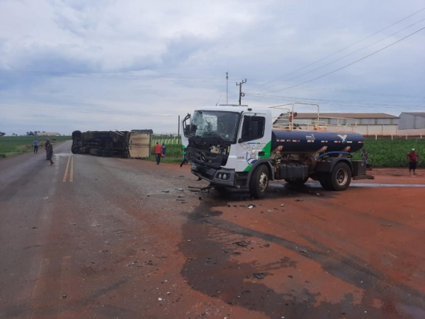O Mercedes tombou no impacto do acidente. (Fotos: PRE)