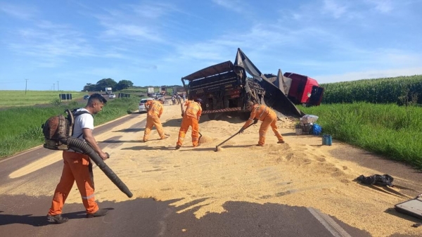 A pista ficou parcialmente interditada, condutores que passam pelo local precisam redobrar os cuidados. (Fotos: PRF)