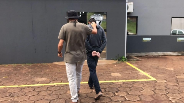 Homem foi levado até a Delegacia de Homicídios de Cascavel.. (Foto: Ctave)