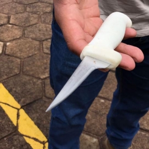 Faca usada no crime. (Foto: Catve)