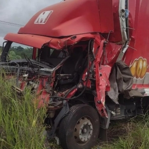 Caminhão ficou com a parte da frente destruída depois da batida — Foto: Arquivo pessoal