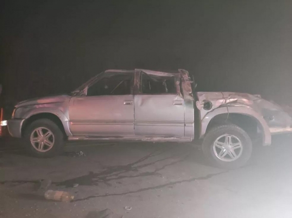 Caminhonete capotou depois de batida envolvendo outros dois carros — Foto: PRE