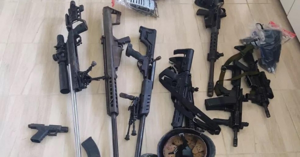 Pelo menos oito armas foram deixadas para trás por criminosos durante a fuga — Foto: Divulgação/Polícia Militar