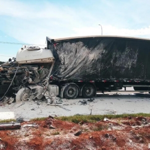 Homem fica gravemente ferido em acidente envolvendo 2 caminhões na BR-277, em Guarapuava — Foto: Eduardo Andrade/RPC