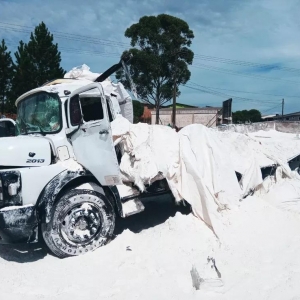 Veículo estava carregado com farinha de trigo, que se espalhou pela pista — Foto: Eduardo Andrade/RPC
