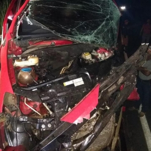 Motorista de 44 anos e adolescente de 15 anos morreram no local, em Ibaiti — Foto: PRE/Divulgação