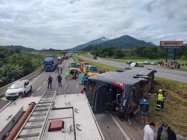 Acidente de ônibus da dupla Conrado e Aleksandro deixou seis mortos — Foto: Reprodução