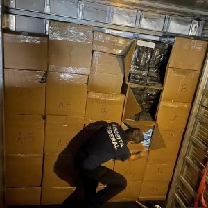 Aparelhos estavam em caixas escondidas em fundo falso — Foto: Receita Federal