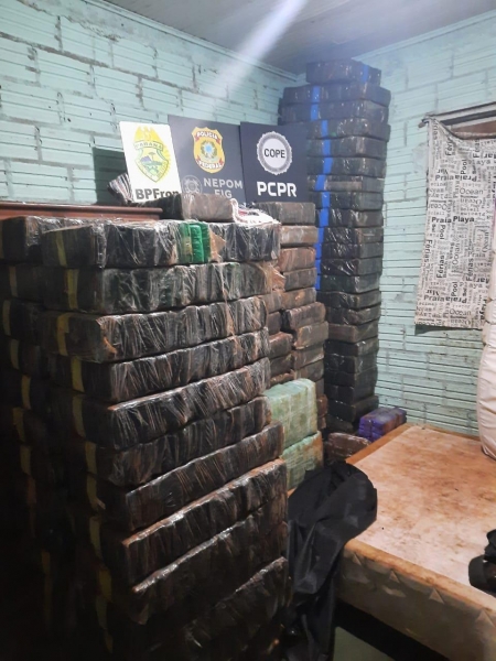 Droga encontrada em uma casa de Moreninha.Fotos: BPFron