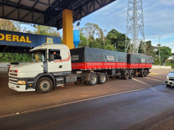 O motorista disse que pegou o caminhão em um posto de combustíveis próximo a Santa Tereza do Oeste e o entregaria em Santa Catarina. Foto: PRF