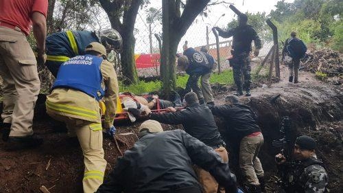 A vítima seria um homem de 29 anos que estava ferido por disparos de arma de fogo em um local de difícil acesso para resgate. Foto: CGN