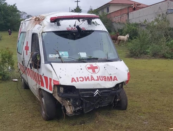 Falsa ambulância foi apreendida, em Campo Largo — Foto: PRF/Divulgação