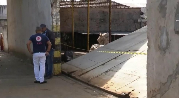 Portão caiu sobre o trabalhador de 67 anos, em Londrina — Foto: Alceu Nascimento/RPC