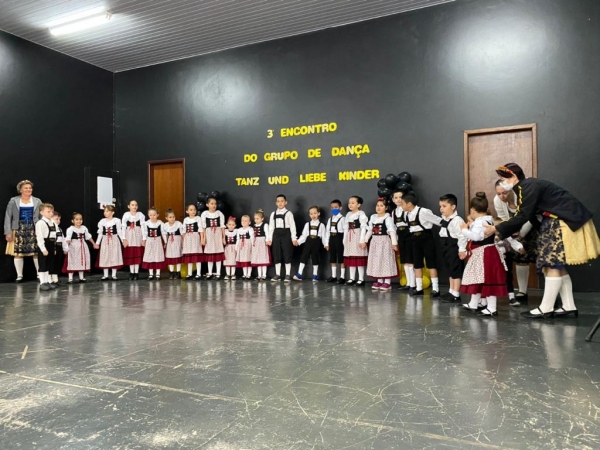 O encontro teve início às 09h30 com apresentações dos grupos de danças. Foto: Assessoria.