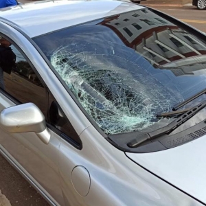 Com o impacto chegou o a quebrar o para-brisa do carro. Foto: Portal Nova Santa Rosa