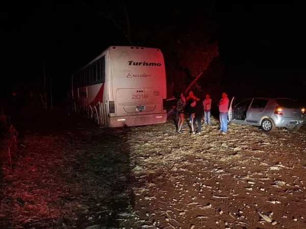 Assaltantes armados roubaram passageiros de um ônibus de turismo, na PR-082 — Foto: Divulgação/PRE