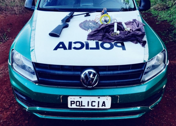 Em uma mochila havia dois potes com munições, totalizando 77 munições calibre .22.. Foto: Polícia Ambiental.