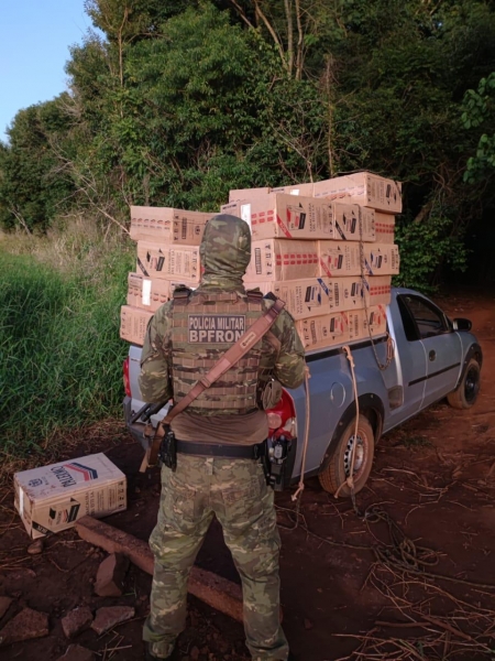 O veículo e o contrabando foram apreendidos.Fotos: BPFron