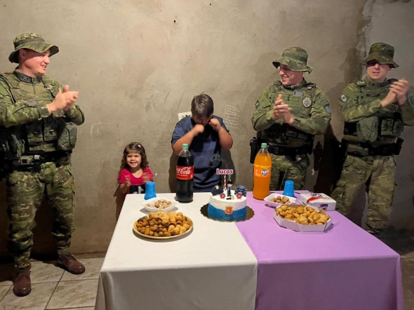 Morador de Foz do Iguaçu, Lucas não conseguiu esconder a emoção . Foto: BPFron.