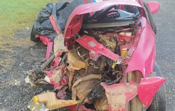 Carro ficou completamente destruído — Foto: PRF