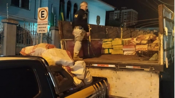 No compartimento de carga da carreta, os policiais encontraram 6.140 quilos de maconha. Foto: PRF.