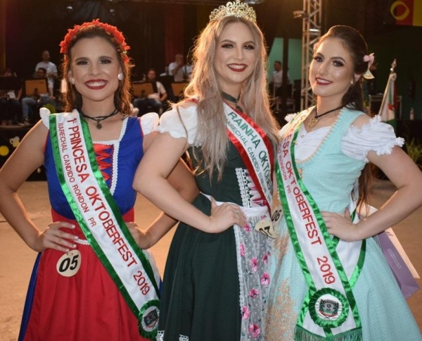 Eleitas em 2019: Rainha Juliana Schueroff; 1ª Princesa Camila Amorim; e 2ª Princesa Maria Urnau..Foto: Divulgação.