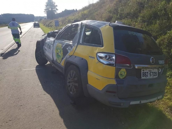 Dois PMs ficam feridos após viatura capotar durante perseguição a suspeito na BR-277 — Foto: Divulgação/PRF