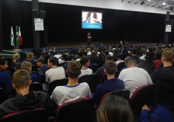 A palestra foi ministrada pela Dra. Vanessa Bertoldi Boff, médica do programa Saúde da Família em Nova Santa Rosa. Foto: Assessoria