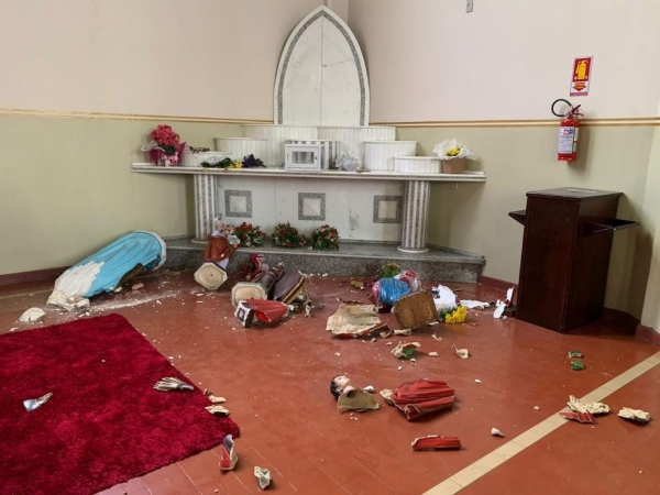 Polícia investiga invasão de igreja em São Mateus do Sul; quase 30 imagens foram quebradas — Foto: Edinei Cruz/Portal RDX