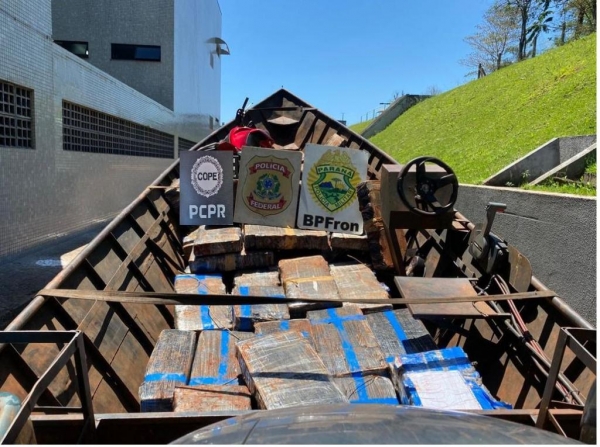 O barco carregava 985,6 kg de maconha. Foto: BPFron.
