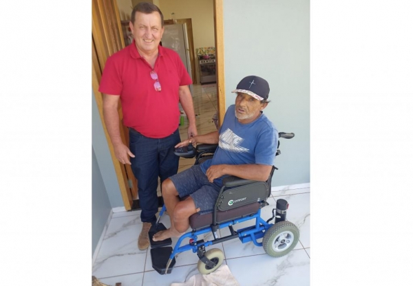 O vice-prefeito e secretário de Saúde, Noedi Hardt, realizou a ação ao munícipe, Pedro Rodrigues. Foto: Assessoria.