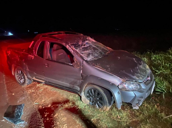 O veículo ficou destruído após o capotamento. Fotos: PRE/Divulgação.