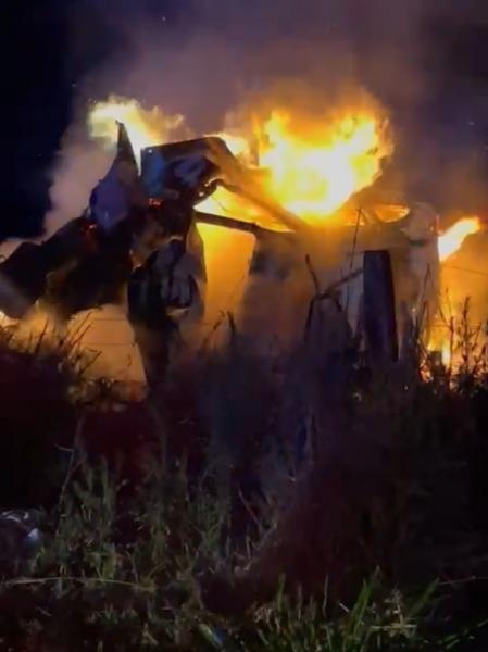 O condutor, entretanto, não resistiu e morreu carbonizado no local. Fotos: Divulgação.